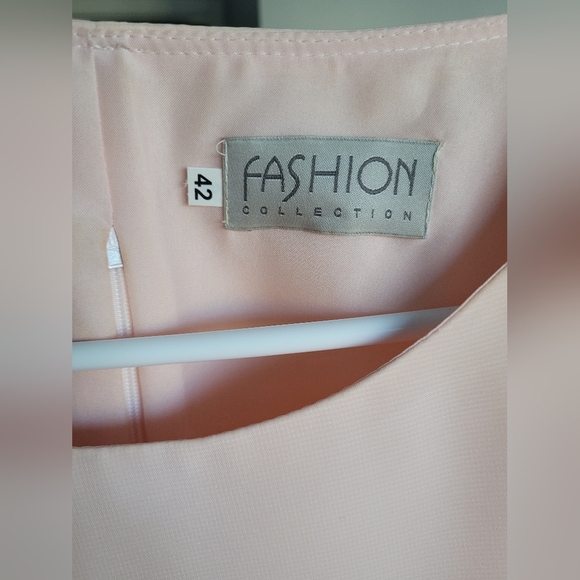 Light pink cape dress for special occasions - Picture 3 of 4